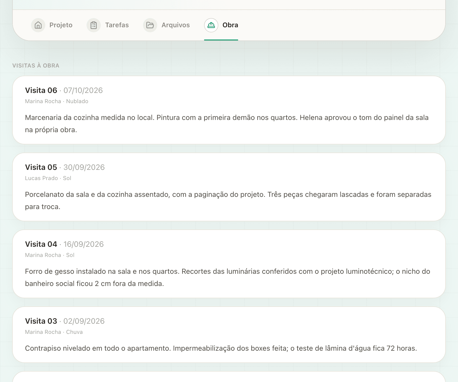 Portal do cliente na aba Obra, com as visitas publicadas em ordem, cada uma com número, data, quem fez a visita, clima e o texto do que foi visto, sem as notas internas da equipe