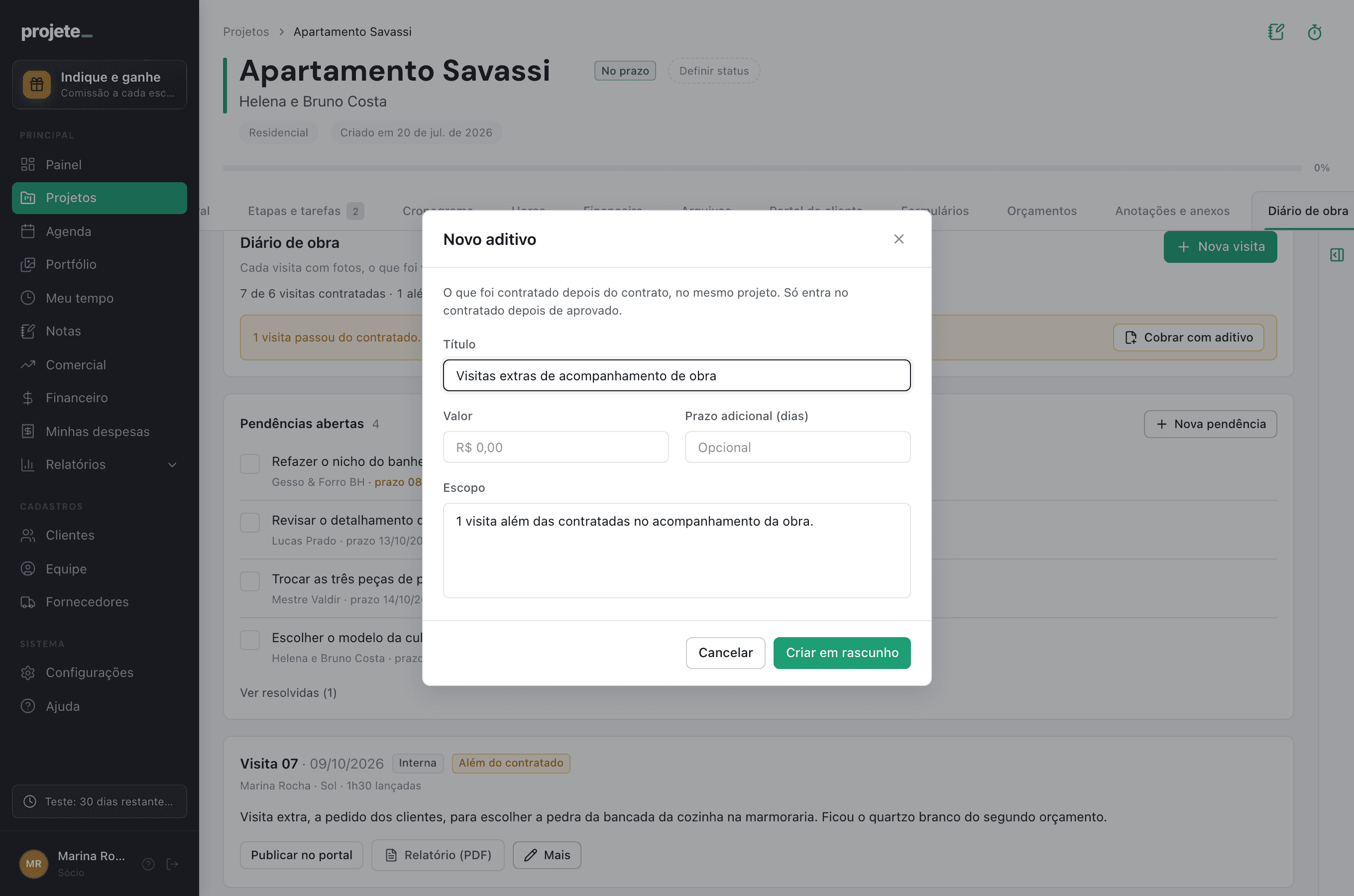 Diário de obra com o aviso de que uma visita passou das seis contratadas e o formulário de novo aditivo aberto, já com o título e o escopo das visitas extras preenchidos