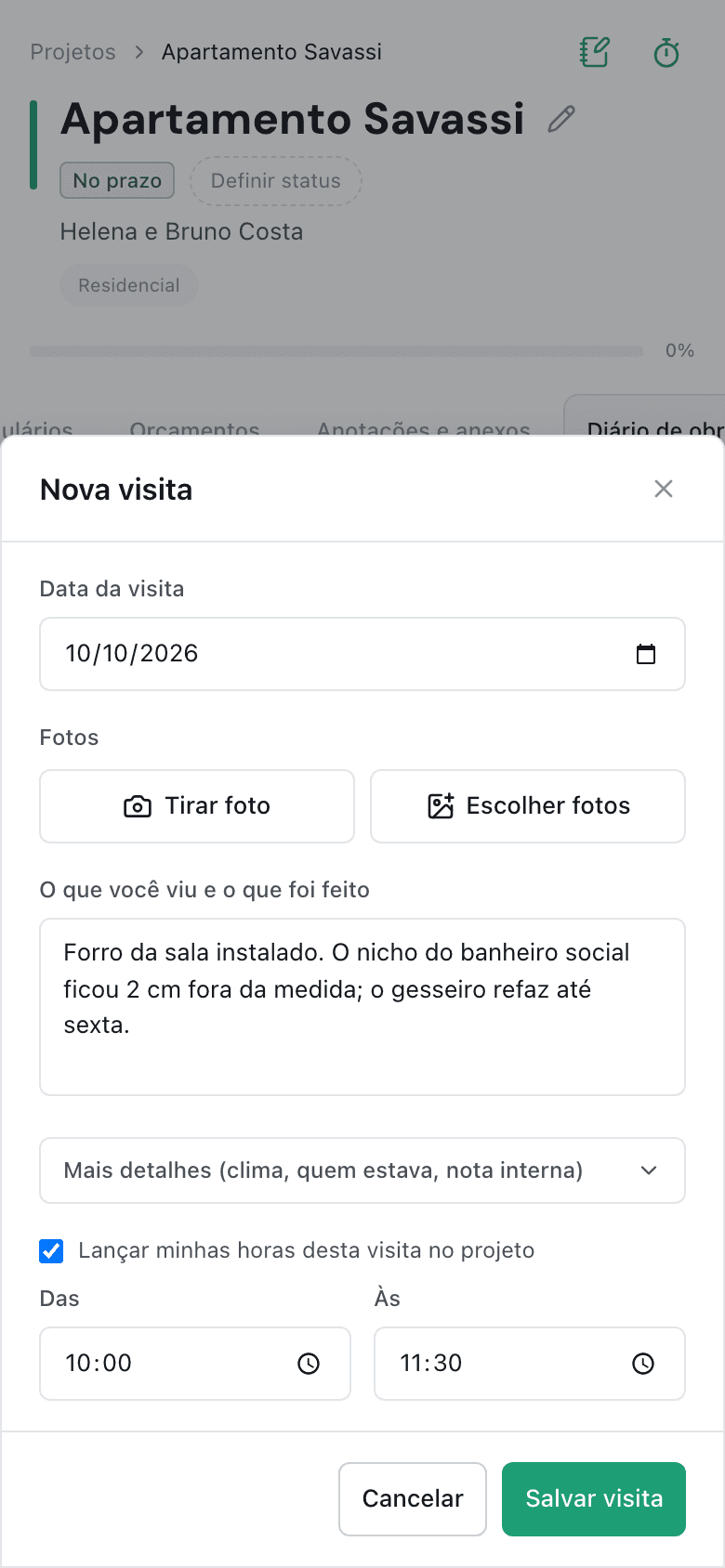 Formulário de nova visita aberto no celular, com a data da visita, os botões para tirar ou escolher fotos, o texto do que foi visto e feito e a opção marcada de lançar as horas da visita das 10:00 às 11:30 no projeto