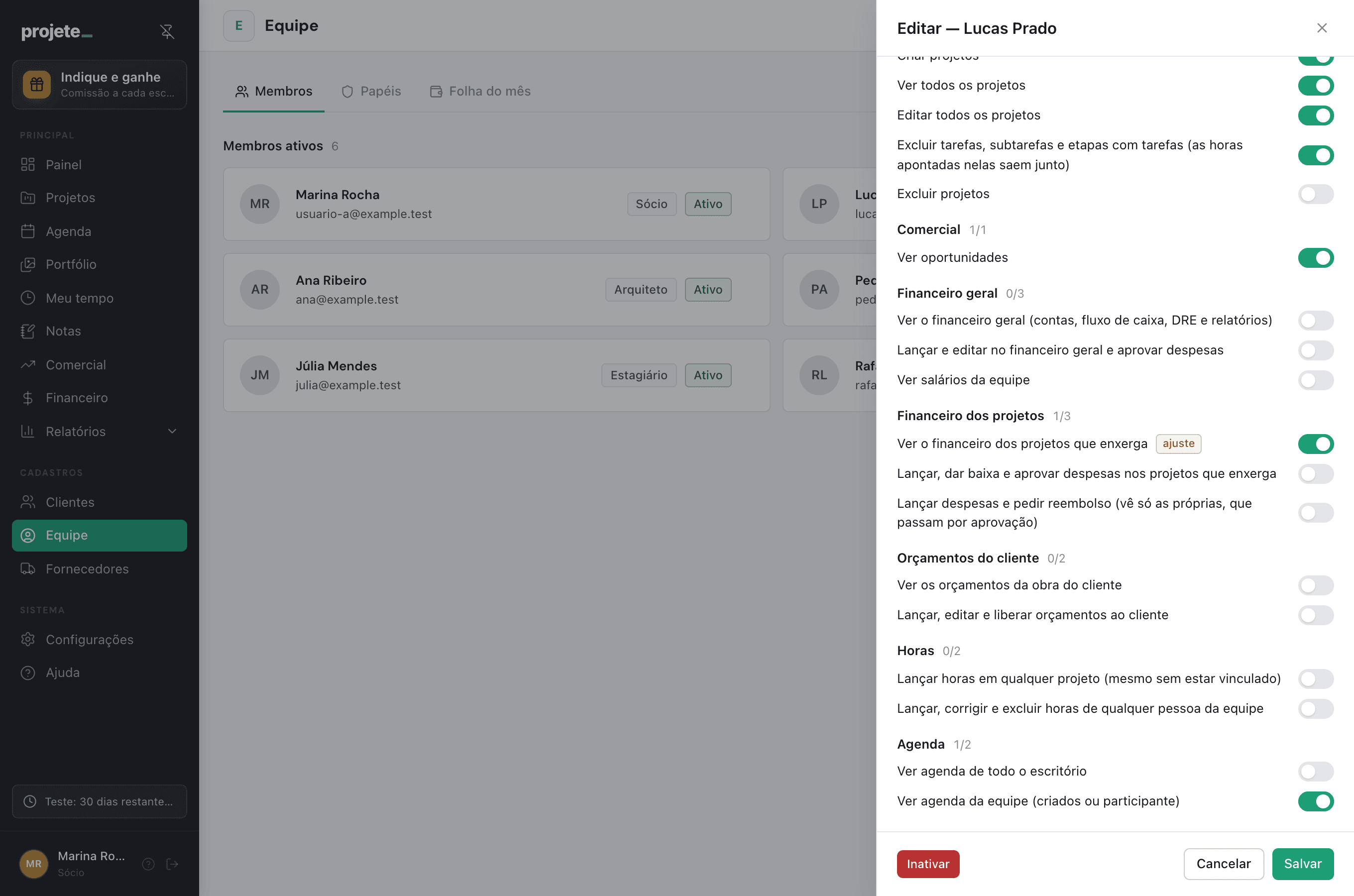 Cadastro de um membro da equipe com as permissões personalizadas abertas, uma delas marcada como ajuste em relação ao papel