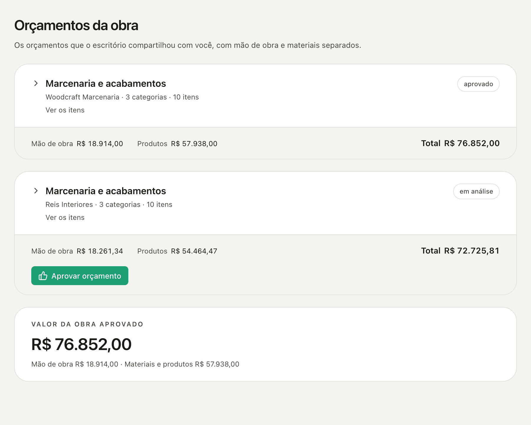 Portal do cliente mostrando dois orçamentos da obra recolhidos, com fornecedor, número de categorias e itens, totais de mão de obra e produtos, botão de aprovar orçamento e o valor da obra aprovado
